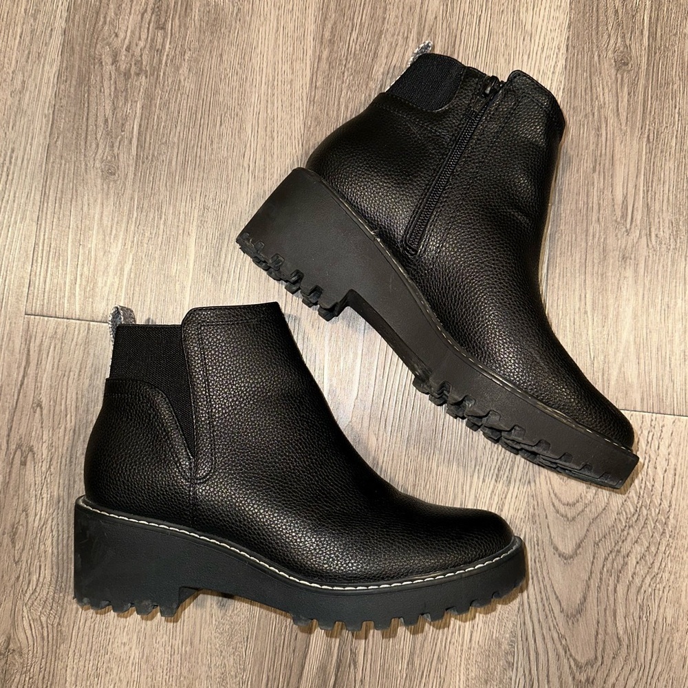 Universe Thread Black Boots